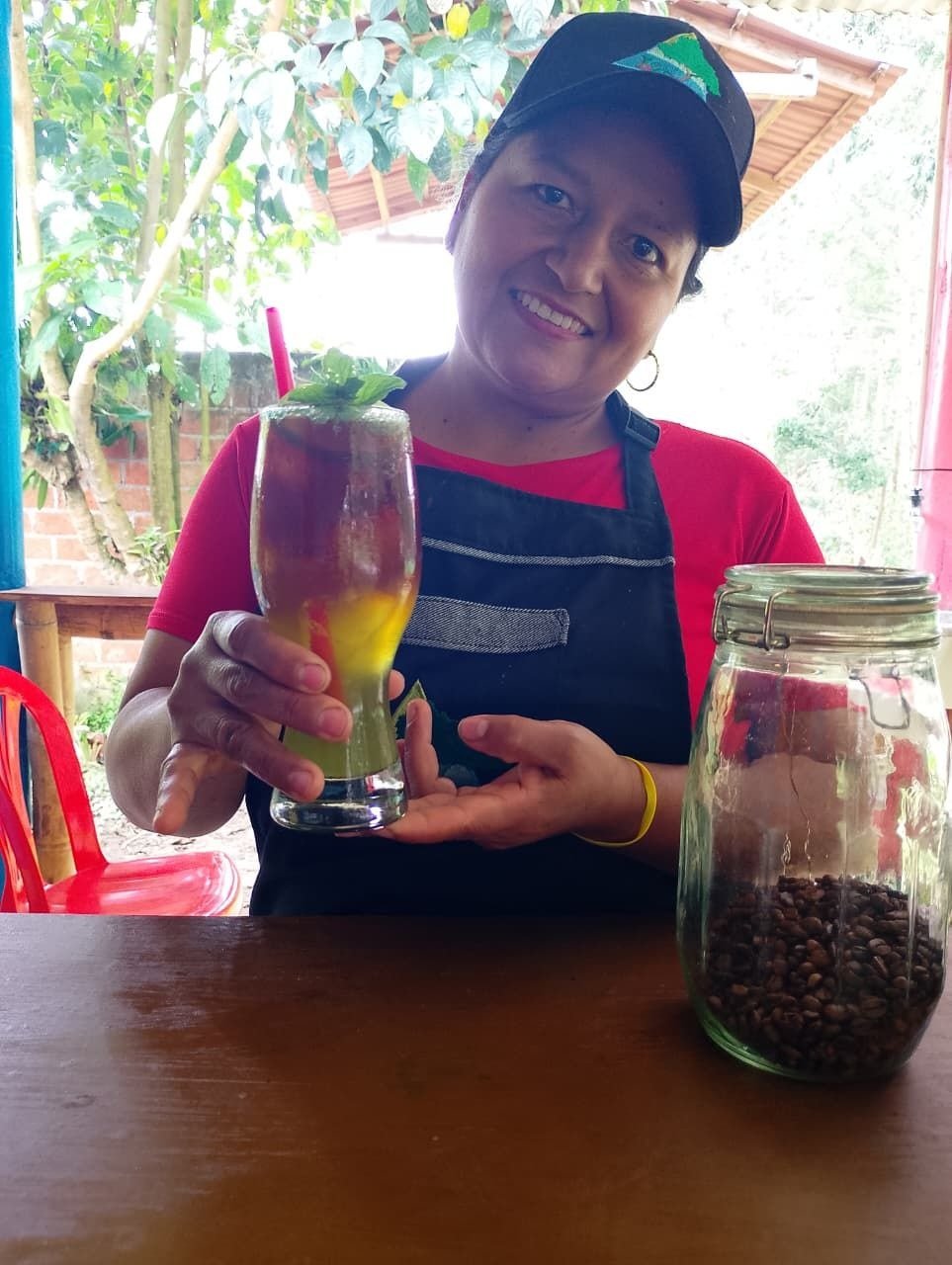 Representante de Yadul Coffee mostrando una bebida preparada