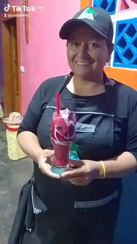 Representante de Yadul Coffee mostrando una bebida preparada
