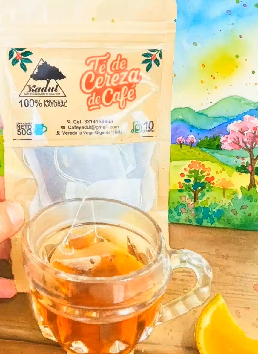 Taza de té de cereza Yadul Coffee junto a su empaque