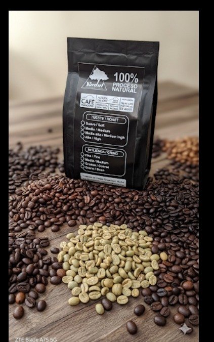 Café verde, café tostado y empaque negro de Yadul Coffee